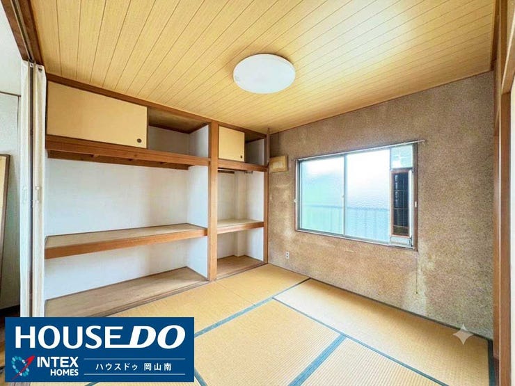 【収納広々でスッキリ片付く明るい和室】
大きな窓から心地よい光が差し込む和室!壁一面に造り付けられた大容量の収納スペースがあり、お布団や季節の衣類、お子様のおもちゃもスッキリ片付きますね!