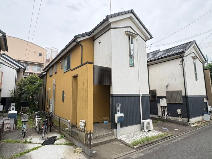 【外観】
ツートーンの洗練された外観が並ぶ、統一感のある景観です。各邸宅には駐車場が完備され、車の出し入れもスムーズ。近隣との程よい距離感が保たれた、開放的で心地よい雰囲気が広がっていますね。