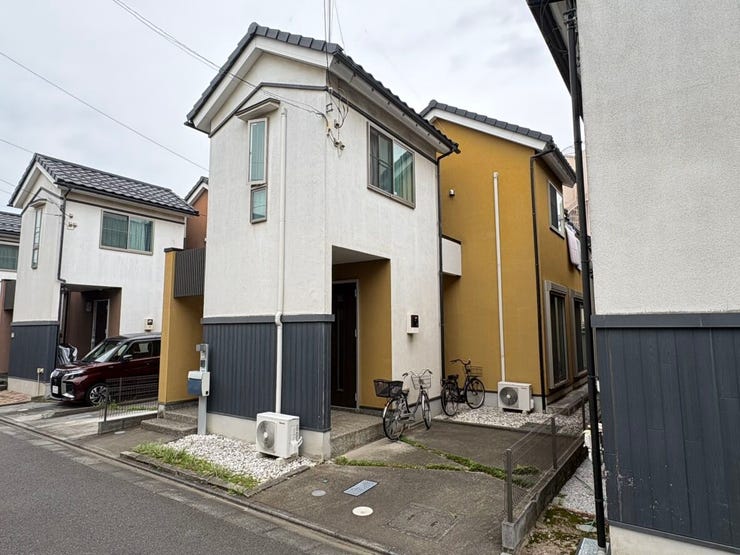 落ち着いた色合いの住宅が軒を連ねる、安心感のある街区です。道路からの見通しも良好で、毎日の帰宅時もスムーズな動線を確保。ご家族がのびのびと過ごせる、優しい印象の住まいが集まっています。