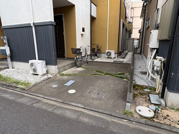 玄関前に駐車スペースが確保され、日々の外出や帰宅がスムーズに行えます。荷物を抱えての移動も短く、暮らしの動線がとてもシンプル。忙しい朝も心に余裕を持って、気持ちよく出かけられそうな住環境です。