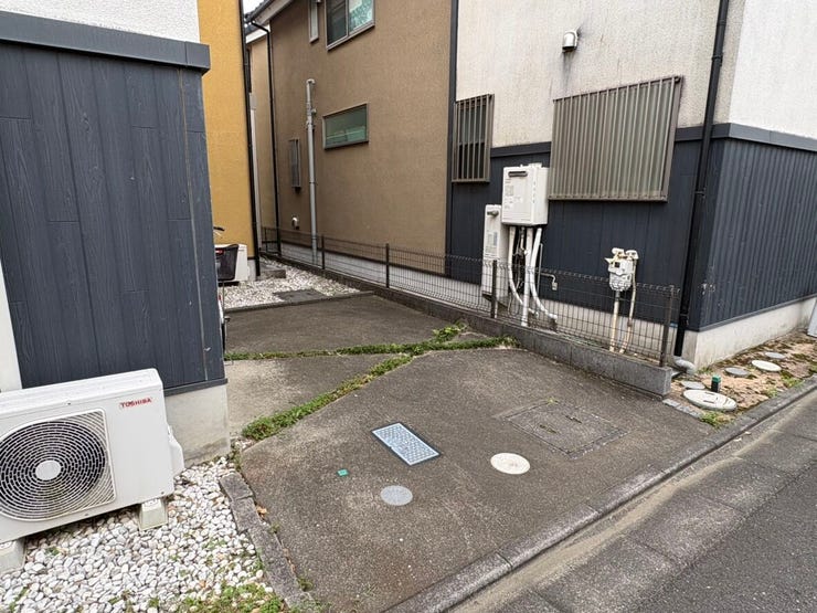 玄関周りはすっきりと整えられており、来客時も好印象を与えます。駐車場から住まいへの動線も短く、家事の合間や小さなお子様連れのお出かけにも便利。心豊かな毎日を過ごせそうな、そんな空気感が漂っています。