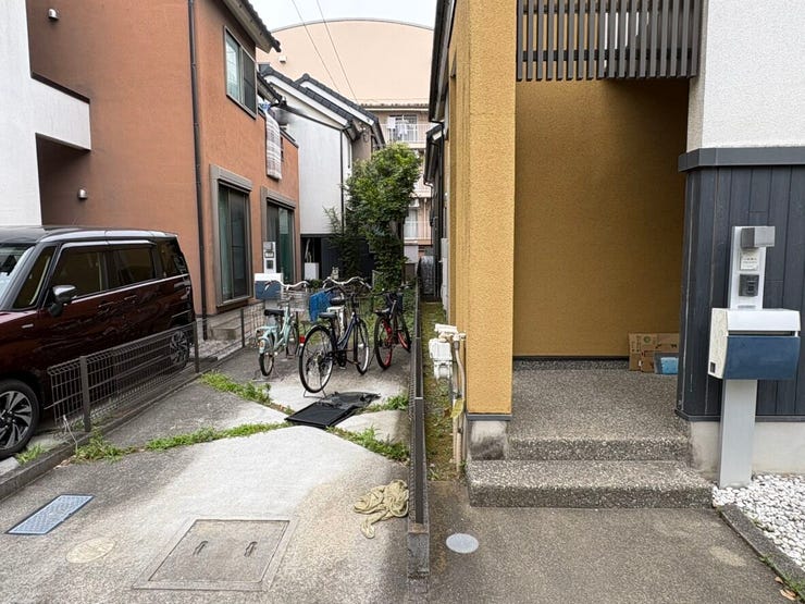 落ち着いたツートーンの外壁が、周囲の住宅街に品よく馴染みます。玄関へと続くアプローチはすっきりとまとめられ、家族を穏やかに迎え入れる設計。日々の暮らしに心地よいリズムを刻んでくれる住まいです。