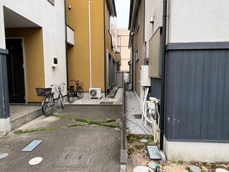 スタイリッシュな外観が印象的な、個性が光る一戸建てです。玄関周りは程よい目隠し感があり、プライバシーを保ちつつも開放的。訪れる人を優しく迎える、そんなやわらかな印象の住まいですね。