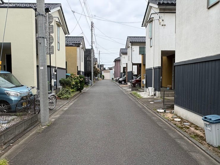 整然と住宅が立ち並ぶ、落ち着いた雰囲気の住宅街です。見通しの良い前面道路は交通量も穏やかで、車の出入りも落ち着いて行えます。ご家族で健やかに過ごせる、安心感のある住環境が広がっていますね。