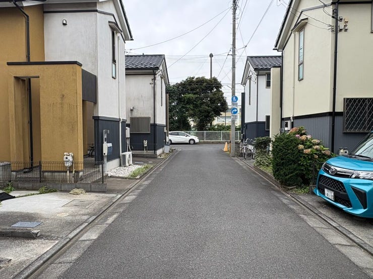 見通しの良い道路が、日々のスムーズな移動を支えます。周辺は静かな住宅エリアとなっており、帰宅時も心からホッとできる環境。家族の笑顔が広がる未来を、この場所からゆったりと描いてみませんか。