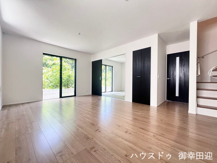 ■安らぎと笑顔の中心地■陽光が優しく降り注ぎ、会話が自然と弾む。ここでは、毎日が特別な時間へと変わります。