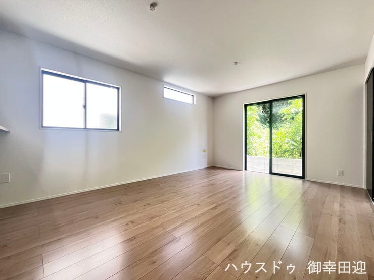■安らぎと笑顔の中心地■陽光が優しく降り注ぎ、会話が自然と弾む。ここでは、毎日が特別な時間へと変わります。