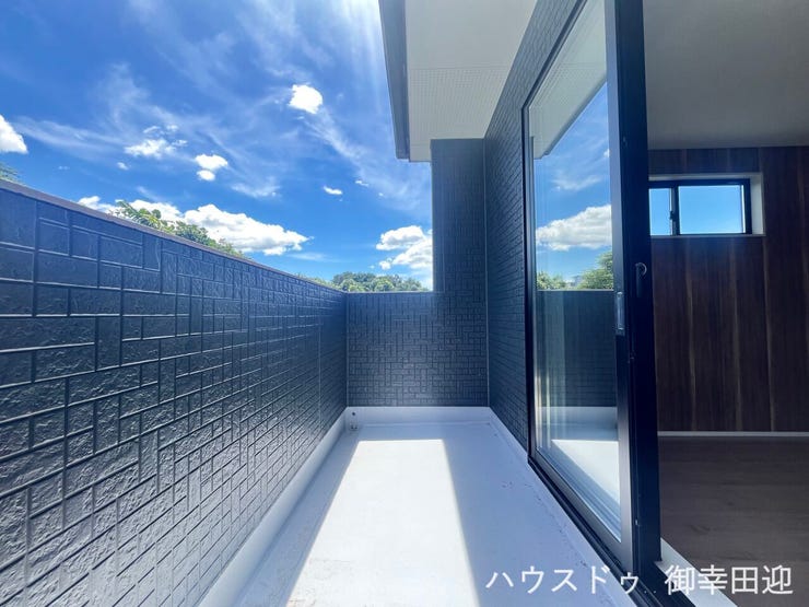 ■2階7帖洋室WIC■衣類から小物まで一ヶ所に集約。整理整頓がしやすく、毎日のコーディネートが楽しくなるゆとりの収納です。