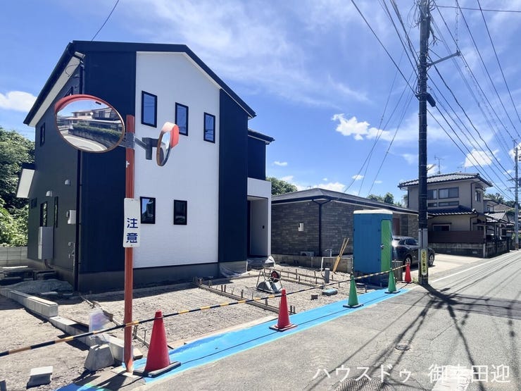 ■車と趣味の幅が広がる場所■単なる駐車スペースではない、洗車やタイヤ交換、DIYにも使える多目的な屋外スペースです。【撮影日:2026年7月11日】