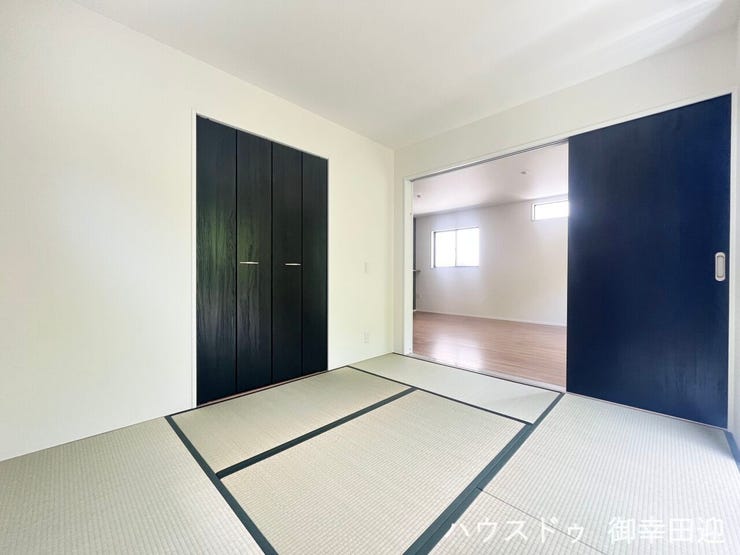 ■1階5.2帖和室■ゲストをもてなし、昼寝や家事にも使える、畳のぬくもりが心地よい多目的万能スペース。