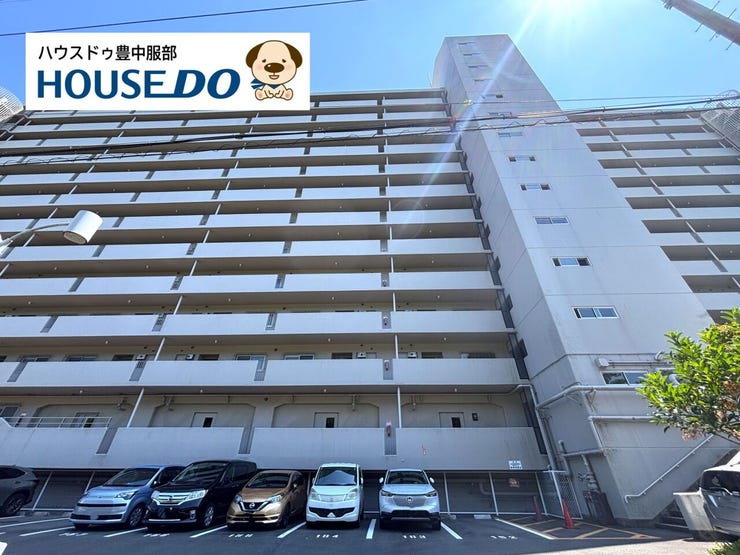 万博記念公園に隣接する緑豊かな高台の大規模マンション。敷地内に公園やプールを備え、南向き住戸で明るい暮らしが叶う住環境です。