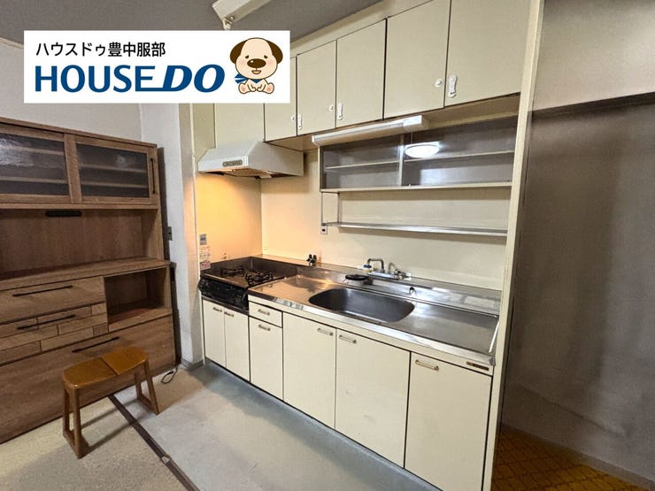 壁付キッチンが空間を広く見せ、吊戸棚と豊富な収納で家事が快適に。必要なものがすぐ取り出せる、毎日の料理が楽しくなるキッチンです。