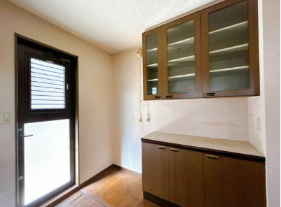 リフォーム中 キッチンに収納棚があります。