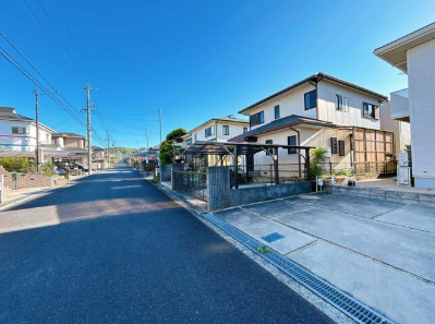 前面道路を含む外観写真