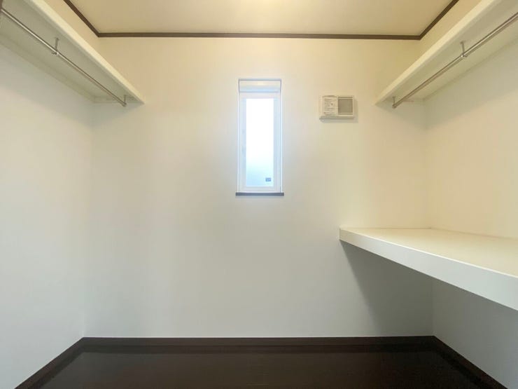左右にハンガーパイプを備えた収納力豊富なウォークインクローゼット。居住空間を広く使えます♪