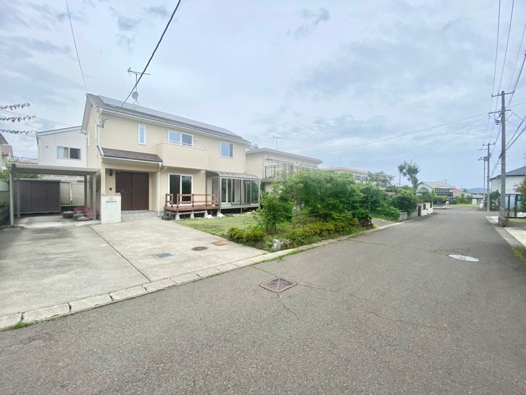 前面道路はゆとりがあり、車の出し入れもスムーズ。落ち着いた住宅街で穏やかな暮らしが叶います♪
