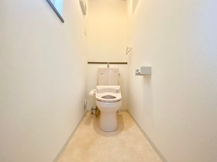 窓付きで換気もしやすく、明るく清潔感のあるトイレ空間です♪