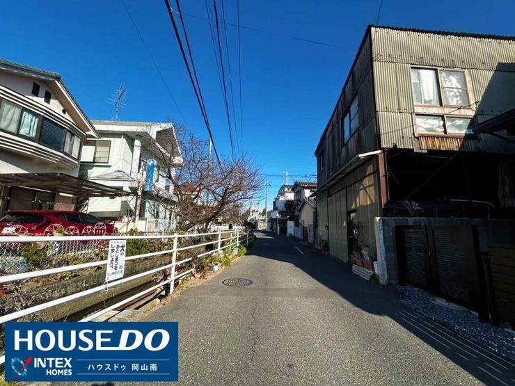 【安心と静けさに包まれた前面道路】
交通量が少なく、小さなお子様との歩行も安心な閑静な住宅街の前面道路!青空が広がる開放的な環境で、毎日のお出かけや通学も気持ちよく見送れますね!