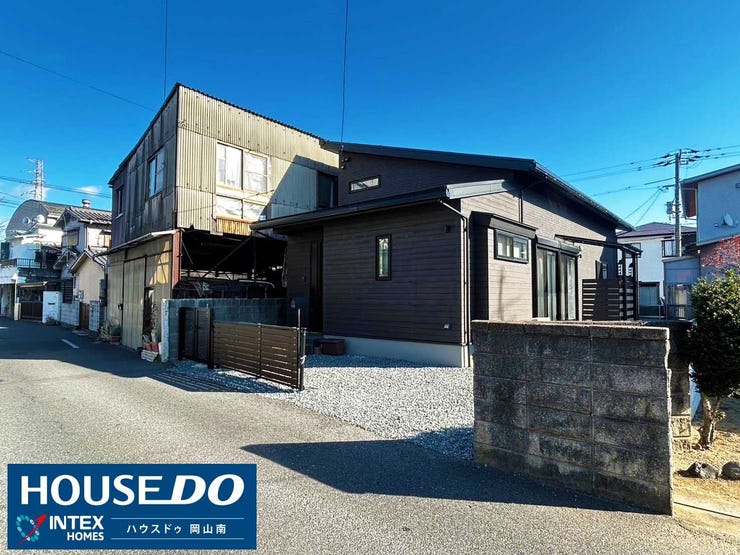 【外観】
【平屋ロフト付きの落ち着いた佇まい】
シックな外観が目を引くこだわりの住まい!太陽光パネル搭載で家計にも優しく、お子様との暮らしを豊かに支える機能性とデザイン性が魅力的な新生活の舞台です!