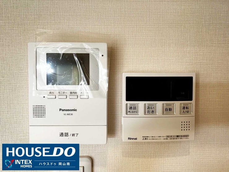 【安心と便利を支える壁掛けリモコン】
来客時の顔が見えて防犯面も安心なTVモニター付きインターホン!ワンタッチでお風呂が沸かせる給湯リモコンも隣に並び、毎日の家事をスマートにサポートします!