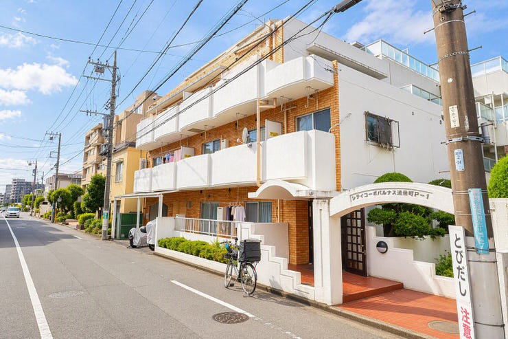 【外観】
ホワイトとレンガ調のコントラストが印象的な、温かみある外観です。前面道路は歩道が広く、見通しが良いので安心。エントランスのアーチが帰宅する家族を優しく迎え入れ、穏やかな暮らしを予感させてくれます。