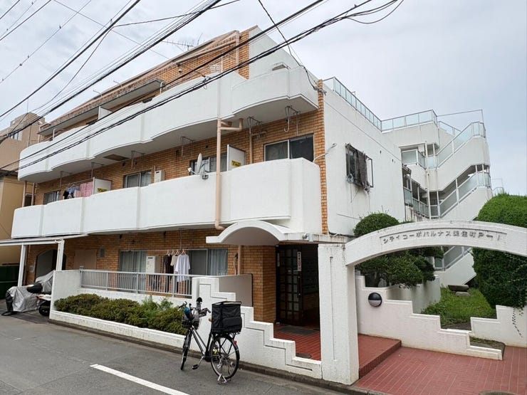 白を基調とした、清潔感あふれるたたずまいが魅力的です。通りからの視認性が良く、防犯面でも心強い立地環境。陽当たり良好なバルコニーが、ご家族の明るい日常をしっかりと支えてくれそうです。