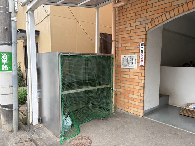 エントランス横に設けられた専用ゴミ置き場は、清潔な共用空間を保つのに一役買っています。屋根付きのため、雨の日でも濡れずにゴミ出しができる利便性の高さが魅力。毎日の家事が少し楽になる、心強い設備ですね。