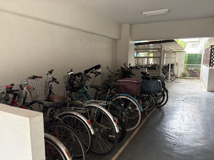 屋根付きの広々とした駐輪スペースが確保されています。雨の日も大切な自転車が濡れにくく、毎日の通勤や通学も快適に。整然と並んだ様子から、住まいの管理体制の良さと落ち着いた日常が感じられます。