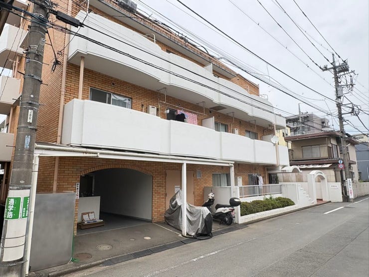 レンガ調のアクセントが際立つ、親しみやすい雰囲気の外観です。前面道路はゆとりある幅員で、車のすれ違いも無理なく行えます。日々の帰宅が楽しみになるような、優しいぬくもりが感じられる住まいですね。