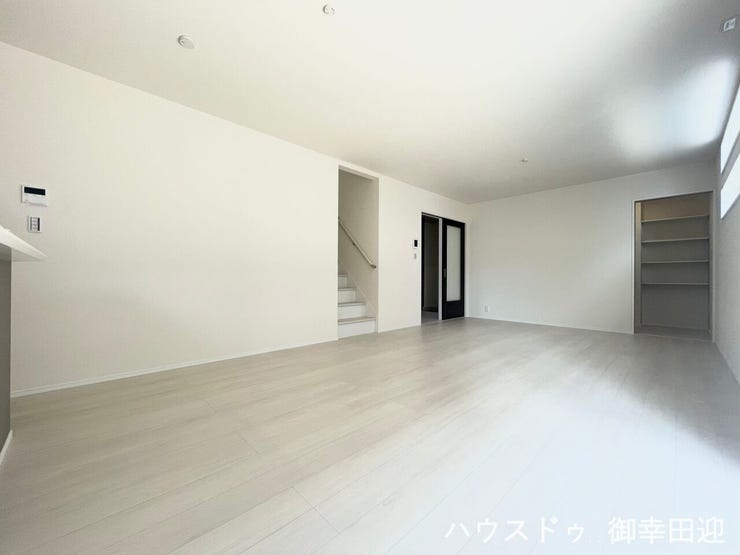 ■安らぎと笑顔の中心地■陽光が優しく降り注ぎ、会話が自然と弾む。ここでは、毎日が特別な時間へと変わります。