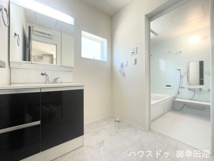 ■清々しいリフレッシュ空間■自分を磨き、気持ちを切り替える。心地よい光が差し込むプライベートスペース。