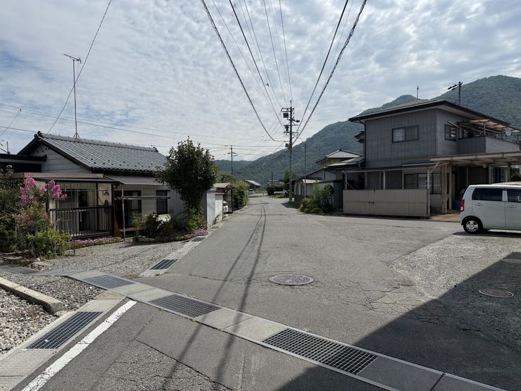 南東側前面道路(西から東)