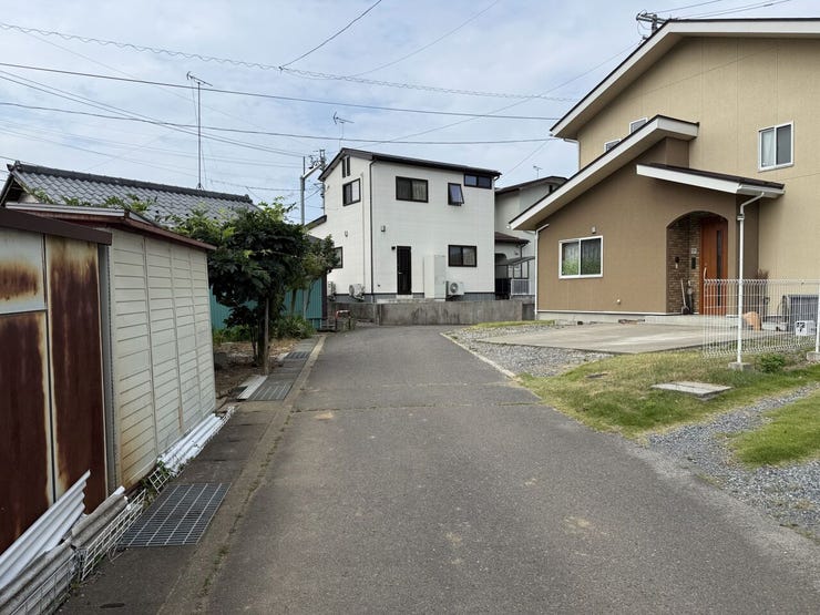 北側前面道路(北から南)