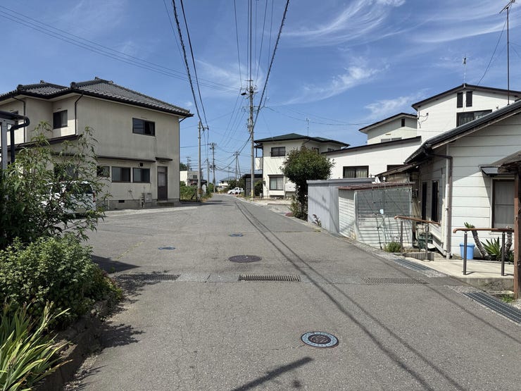 南東側前面道路(東から西)