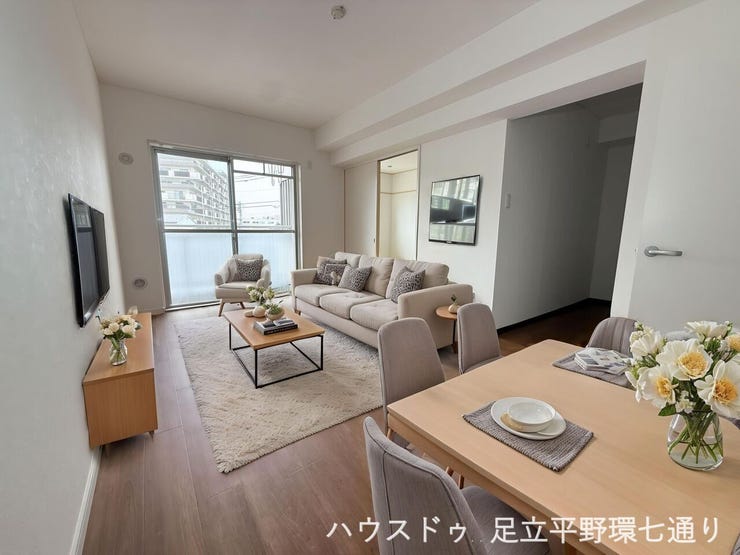 【リビング】
大きな窓から自然光が入る開放的なリビング。隣接する和室とつなげて、広々と活用できます。
※生成AIによるイメージです