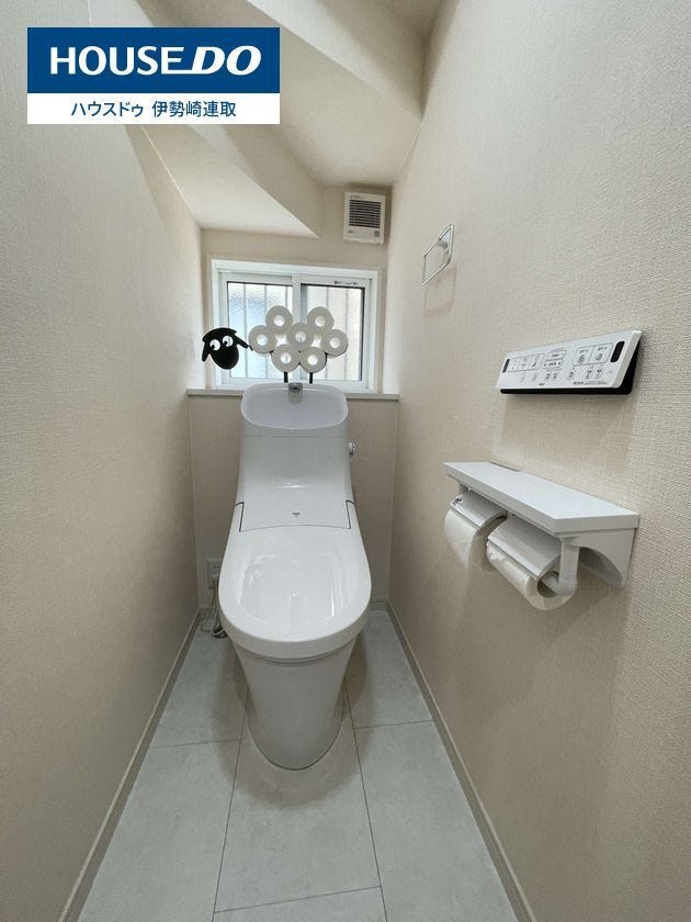 白を基調とした清潔感あふれるトイレ空間。便利な温水洗浄便座付きで、操作しやすい壁掛けリモコンを採用。小窓付きで換気がしやすく、明るい光も差し込みます。スマホなども置ける2連ペーパーホルダー付き!