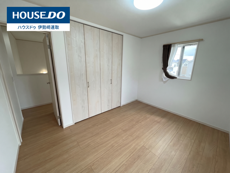 建具やフローリングのナチュラルな色合いが温かみを感じさせる洋室。壁一面の大型クローゼットを備え、衣類や小物もすっきり片付きます。どんな家具にも合わせやすく、子供部屋にもぴったりな心地よい空間です。