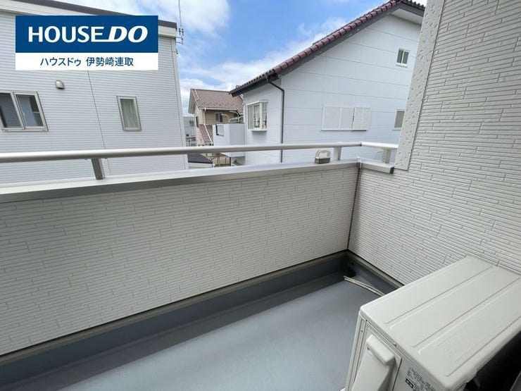 南向きで陽当たり・風通し良好なバルコニー!お天気の良い日にはお洗濯物やお布団がふかふかに乾きます。エアコンの室外機を置いてもゆとりある広さ。家事の合間に青空を眺めてリフレッシュできる空間です。