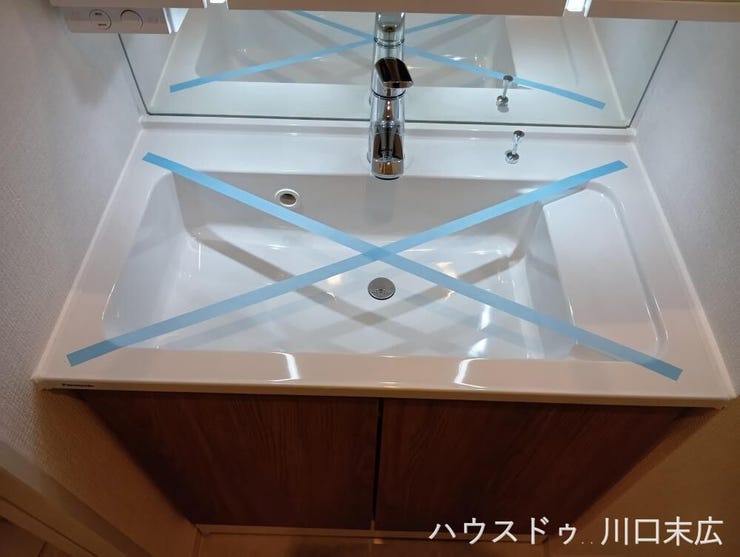 三面鏡仕様の洗面化粧台。鏡裏や洗面ボウル下に豊富な収納スペースを備え、毎朝の身支度などの生活動線をしっかりとサポートします。