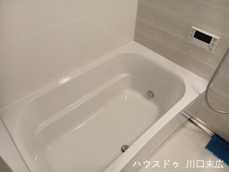 落ち着きのある壁面パネルを採用したリラクゼーション空間。給湯器リモコンを備え付け、一日の疲れを癒やす快適なバスタイムをサポートします。