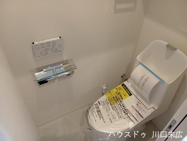 手洗い器を一体化させた機能的な設備を採用したレストルーム。お手入れがしやすく、日々の生活を支える清潔感溢れるサニタリー空間です。