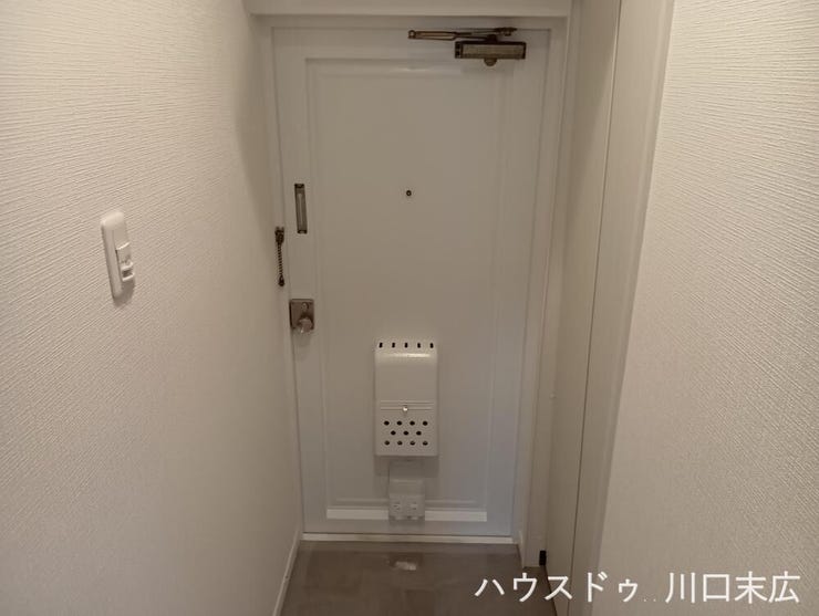 シンプルで洗練された印象を与えるエントランス。郵便受けを備え付け、日々の生活を機能的に支えるスマートな住まいの顔です。