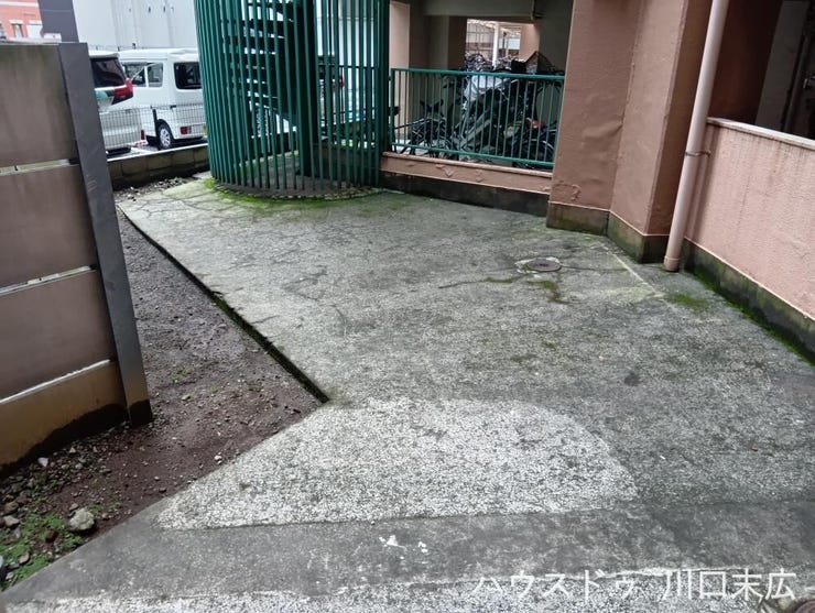 屋外の風を感じてリフレッシュできるプライベート空間。日々の暮らしを裏方からしっかりと支える実用的なスペースです。