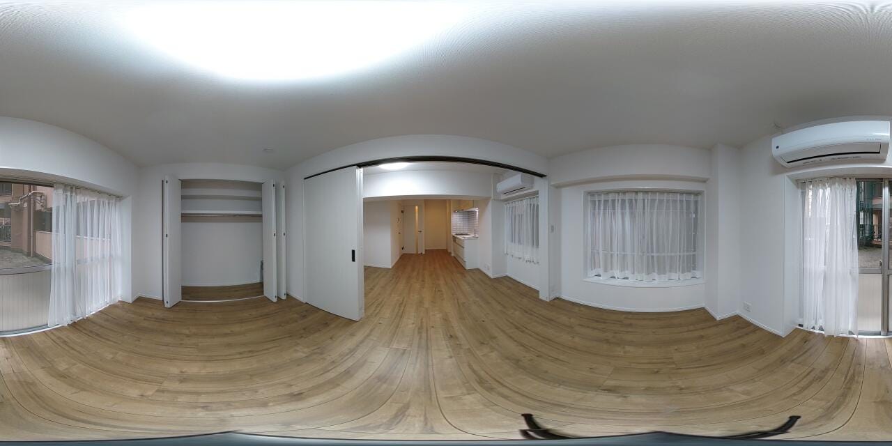 フローリング仕上げの居住空間。隣室との建具を開放して一体的に利用するなど、住まう方のライフスタイルに合わせて多様なレイアウトが可能な設計です。