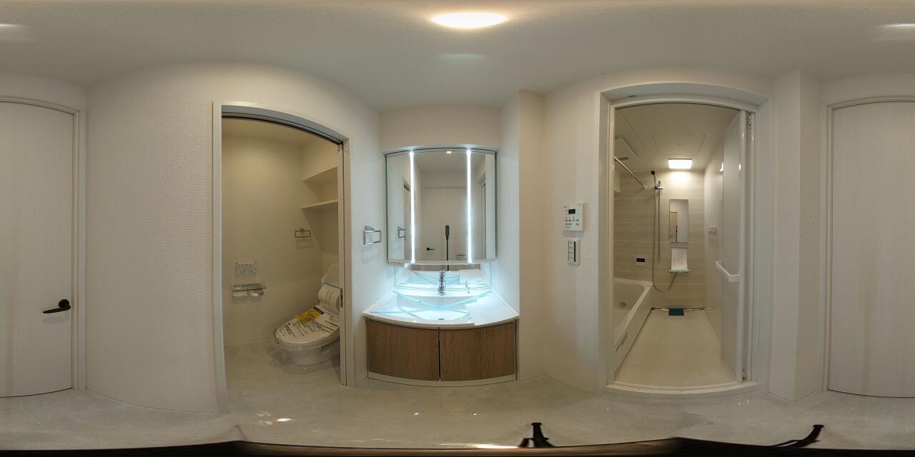 鏡裏に収納スペースを備えた三面鏡仕様の洗面化粧台。機能的なトイレやバスルームなどの設備が整い、日々の生活動線をスムーズにサポートします。