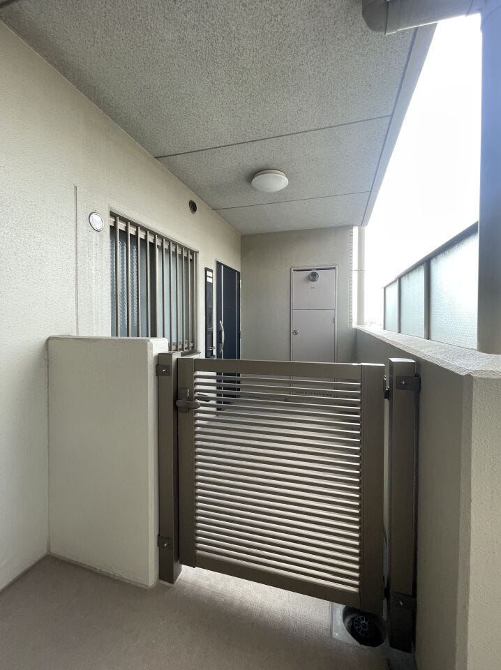 ◇アルコーブ◇
ドアを開けたときに室内が見えずプライバシーを守ることができます。玄関の扉の前に、もうひとつ門扉があるため侵入の抑制になり防犯面でも安心ですね。