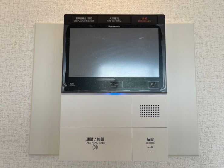 ◇TVモニター付インターホン◇
TVモニターで訪問者を確認してから会話することができますので、安心して対応していただけます。また、姿を見られたくない空き巣や不審者が嫌がるため防犯効果も高まります。