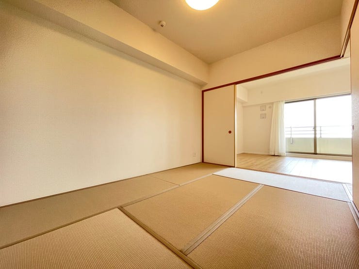 ◇和室◇
リビング横の和室です。扉を開けると開放的な空間が生まれます。急な来客にも対応できますね。和の空間を感じながら、一人の時間を過ごすのもいいですね。
