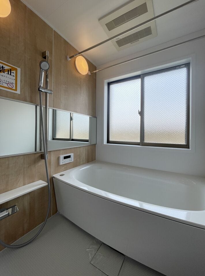 ◇浴室◇
毎日の疲れを癒す場所だからこその、シンプルで落ち着いた空間となっています。浴槽にゆっくりと身を沈め深く瞑想をすれば、また新たな活力が湧いてきます。浴室換気乾燥機付きです。