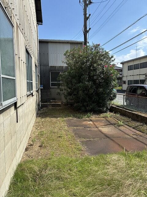 北側工場の西側